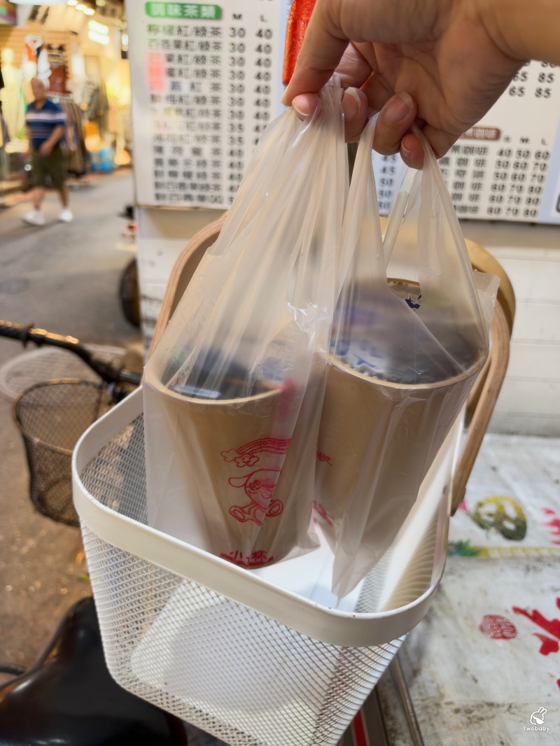 五分埔隱藏版飲料店 鮮茶e站 按門鈴點餐、飲料從天而降！超狂「空中外送」連找零都用吊籃送下來！ @兔貝比的菲比尋嚐