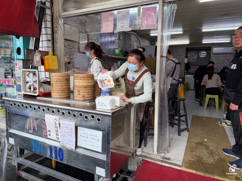 羅東美食｜正常鮮肉小籠湯包羅東店 現擀現包現蒸，小籠湯包薄皮一咬直接爆汁！ @兔貝比的菲比尋嚐