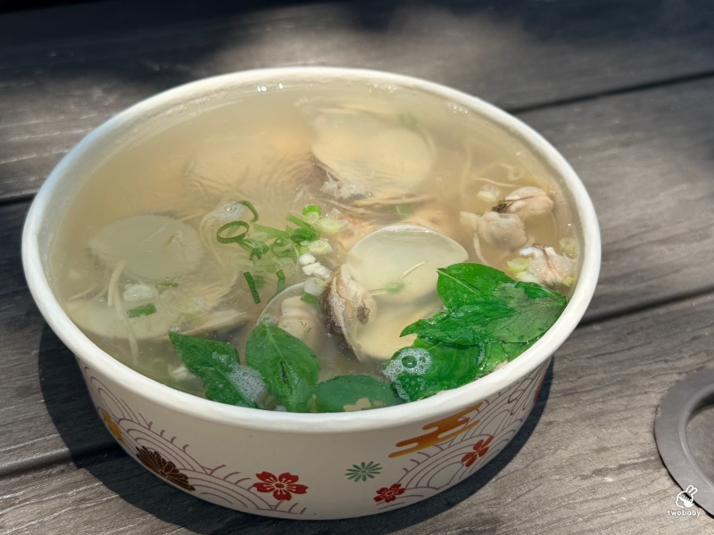 八里渡船頭必吃｜左岸海味小棧，蛤蜊湯、烤生蠔、扇貝一次滿足，露天座位超有度假感！ @兔貝比的菲比尋嚐