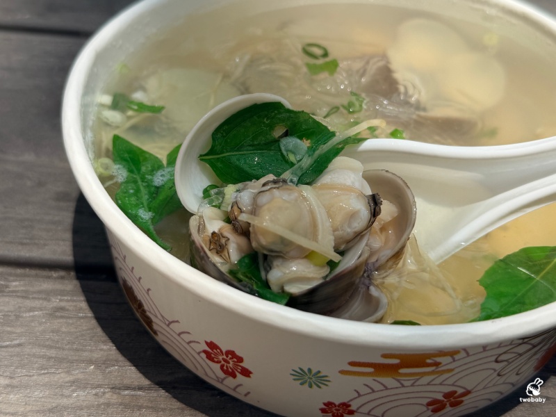 八里渡船頭必吃｜左岸海味小棧，蛤蜊湯、烤生蠔、扇貝一次滿足，露天座位超有度假感！ @兔貝比的菲比尋嚐
