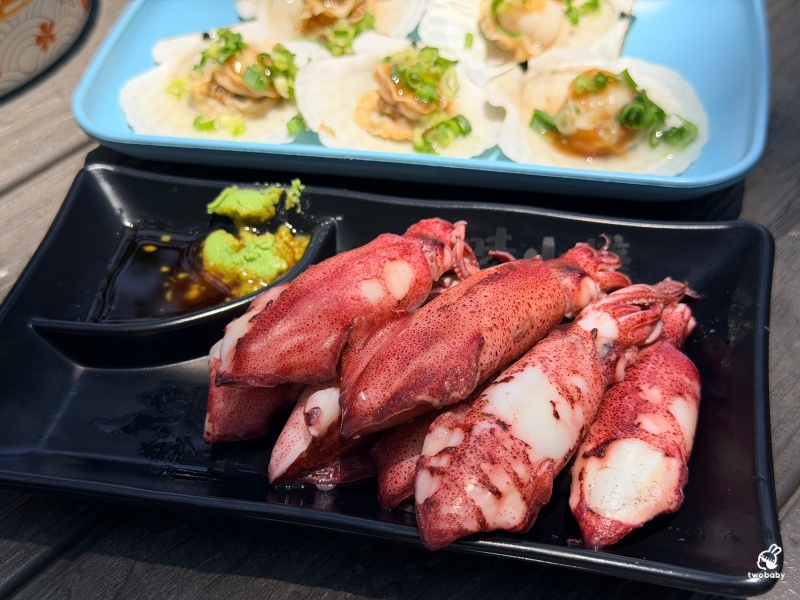 八里渡船頭必吃｜左岸海味小棧，蛤蜊湯、烤生蠔、扇貝一次滿足，露天座位超有度假感！ @兔貝比的菲比尋嚐