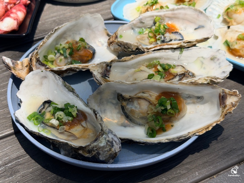 八里渡船頭必吃｜左岸海味小棧，蛤蜊湯、烤生蠔、扇貝一次滿足，露天座位超有度假感！ @兔貝比的菲比尋嚐