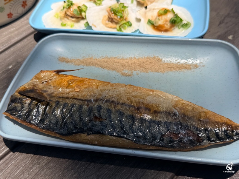八里渡船頭必吃｜左岸海味小棧，蛤蜊湯、烤生蠔、扇貝一次滿足，露天座位超有度假感！ @兔貝比的菲比尋嚐