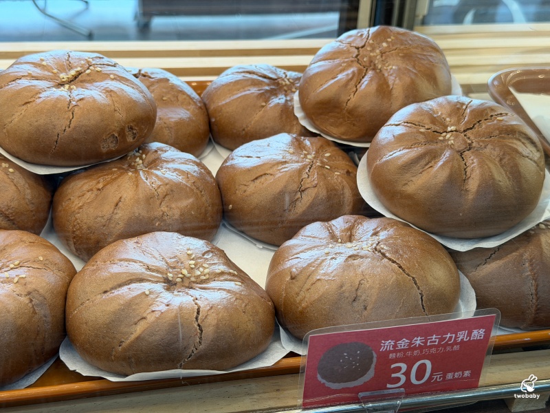包囍饅頭台中漢口店 創意鹹甜包子 爆漿巧克力、芋泥奶皇、黑金和牛包太誘人！ @兔貝比的菲比尋嚐