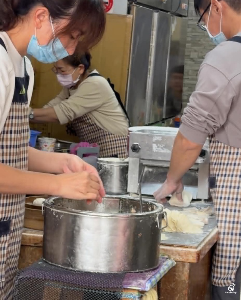 羅東美食｜正常鮮肉小籠湯包羅東店 現擀現包現蒸，小籠湯包薄皮一咬直接爆汁！ @兔貝比的菲比尋嚐