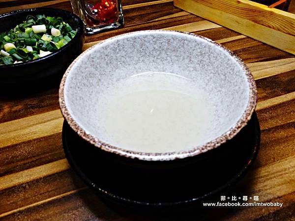 【台北松山火鍋推薦】極蜆鍋物涮涮鍋 上百顆的蛤蠣先蒸再煮滴出純天然ㄟ蜆精 再用精華湯汁煮成的蜆粥！再飽也要吃光光～～ @兔貝比的菲比尋嚐