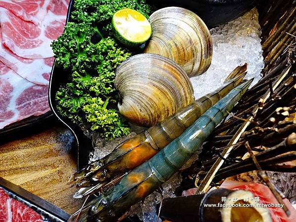 【台北松山火鍋推薦】極蜆鍋物涮涮鍋 上百顆的蛤蠣先蒸再煮滴出純天然ㄟ蜆精 再用精華湯汁煮成的蜆粥！再飽也要吃光光～～ @兔貝比的菲比尋嚐