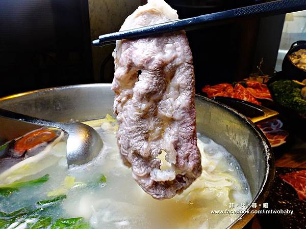 【台北松山火鍋推薦】極蜆鍋物涮涮鍋 上百顆的蛤蠣先蒸再煮滴出純天然ㄟ蜆精 再用精華湯汁煮成的蜆粥！再飽也要吃光光～～ @兔貝比的菲比尋嚐