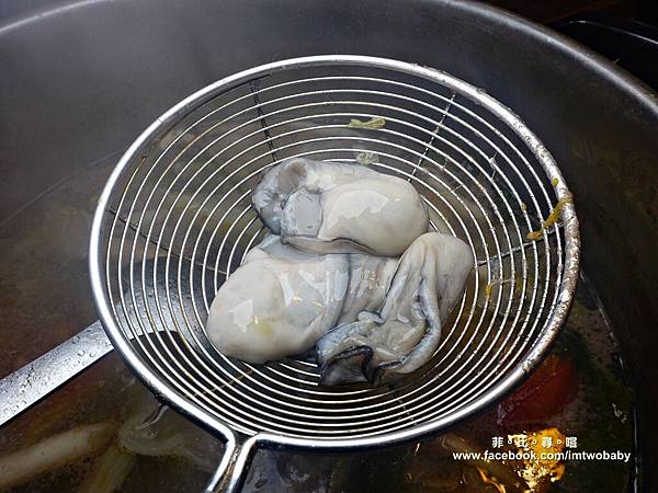 【台北松山火鍋推薦】極蜆鍋物涮涮鍋 上百顆的蛤蠣先蒸再煮滴出純天然ㄟ蜆精 再用精華湯汁煮成的蜆粥！再飽也要吃光光～～ @兔貝比的菲比尋嚐