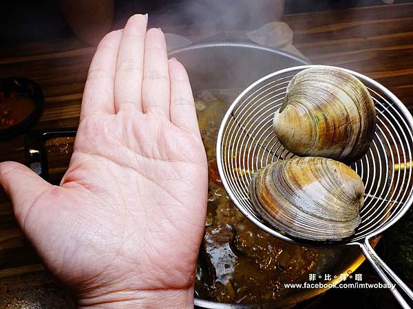 【台北松山火鍋推薦】極蜆鍋物涮涮鍋 上百顆的蛤蠣先蒸再煮滴出純天然ㄟ蜆精 再用精華湯汁煮成的蜆粥！再飽也要吃光光～～ @兔貝比的菲比尋嚐