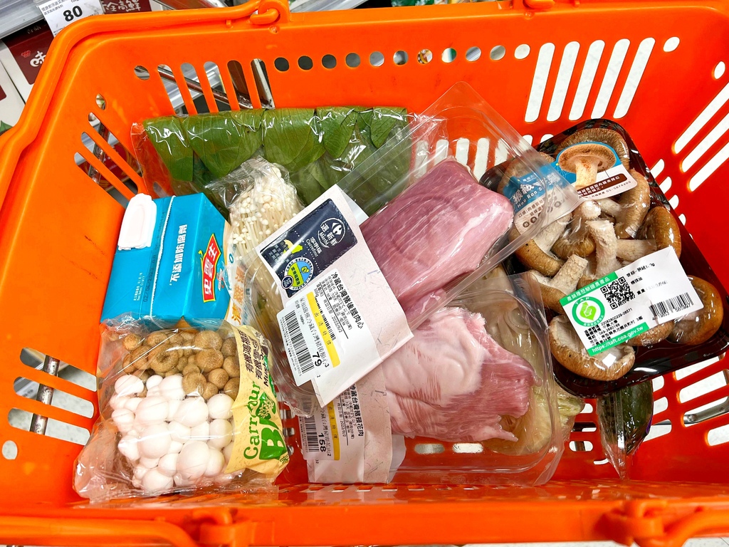中秋月圓人團圓 雨天備案在家吃鍋 美美花畑鍋要配安心食材 家樂福優質肉品推薦！ @兔貝比的菲比尋嚐