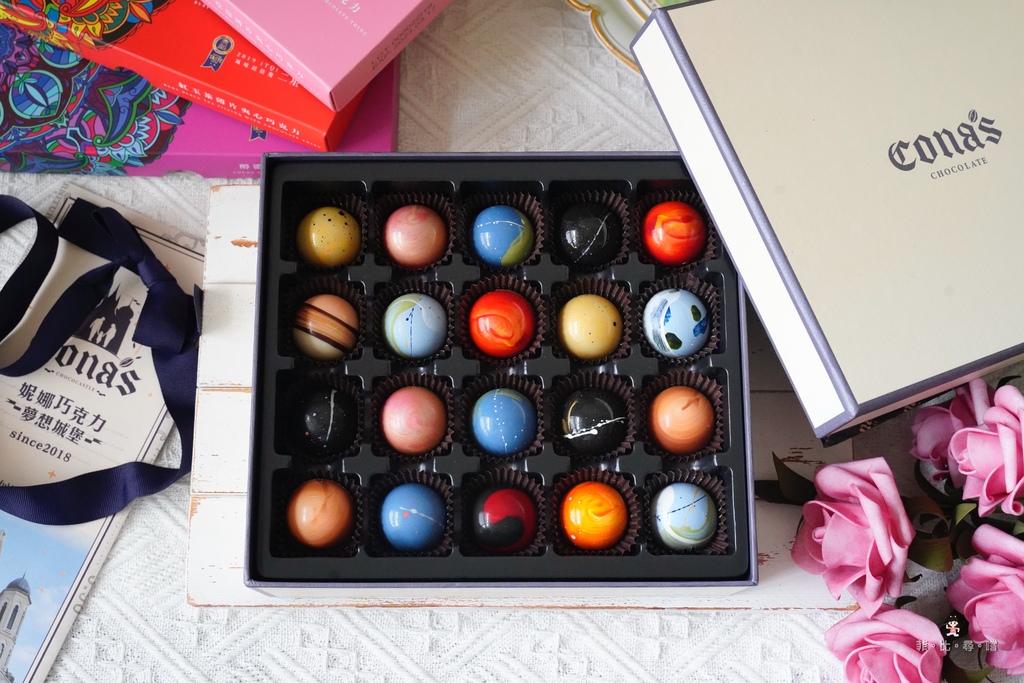 Cona’s 妮娜巧克力 台灣之光 世界大賽獲獎無數的米其林巧克力 浪漫系的星座巧克力、會爆漿的薄片夾心巧克力 讓您少女心爆棚！ @兔貝比的菲比尋嚐
